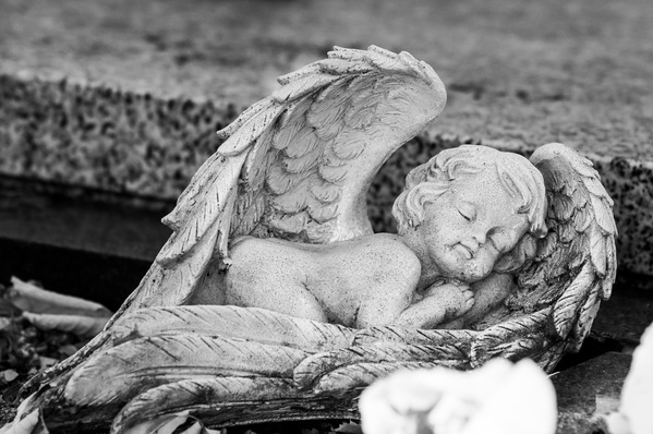 angel on tombstone